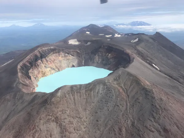 Вулкан Малый Семячик и большое кислотное озеро кратера Троицкий (Камчатка)
